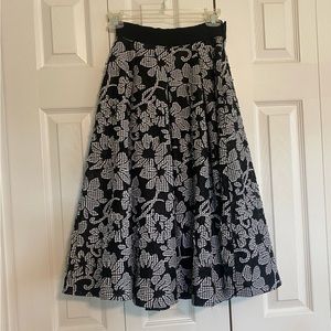 ☘️White House Black Market Flare Skirt With Pockets Black/White Floral